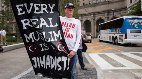 fake news muslim don't are offended by american flag